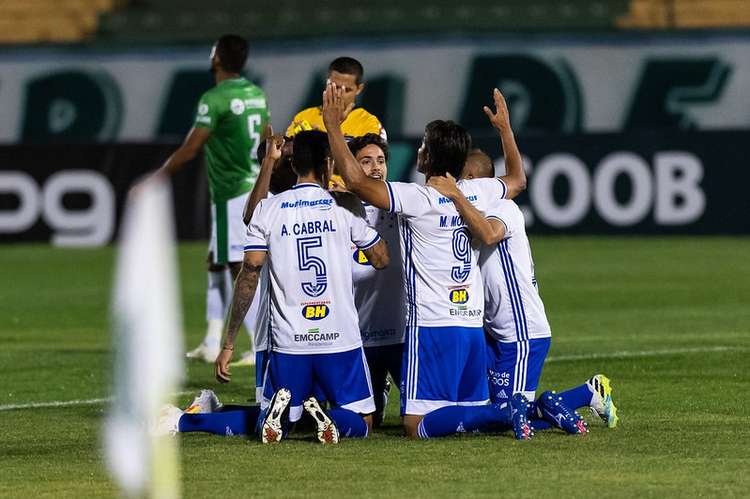 Jogadores comemoram após gol que deu a vitória ao Cruzeiro. Créditos da Foto: Bruno Haddad