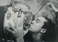 Tostão beija a taça do campeonato de 1966 - Foto: Divulgação/Internet