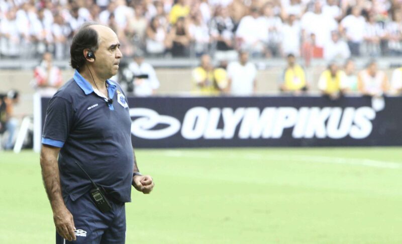 Marcelo Oliveira relaciona 20 jogadores para pegar o Botafogo