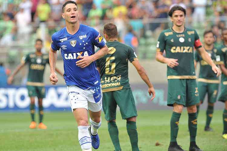 Cruzeiro enfrenta América-MG em busca da liderança do Mineiro