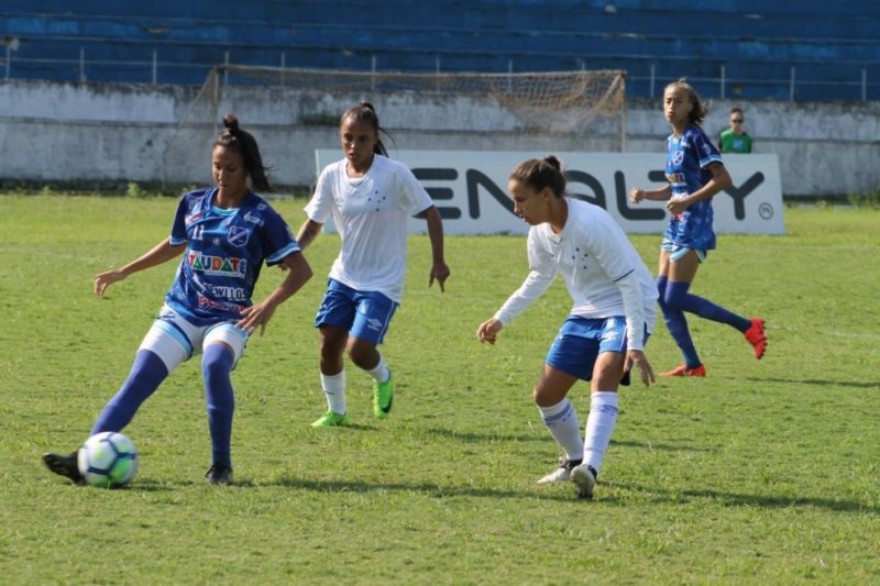 Jogadoras do Cruzeiro e Taubaté em disputa de bola.